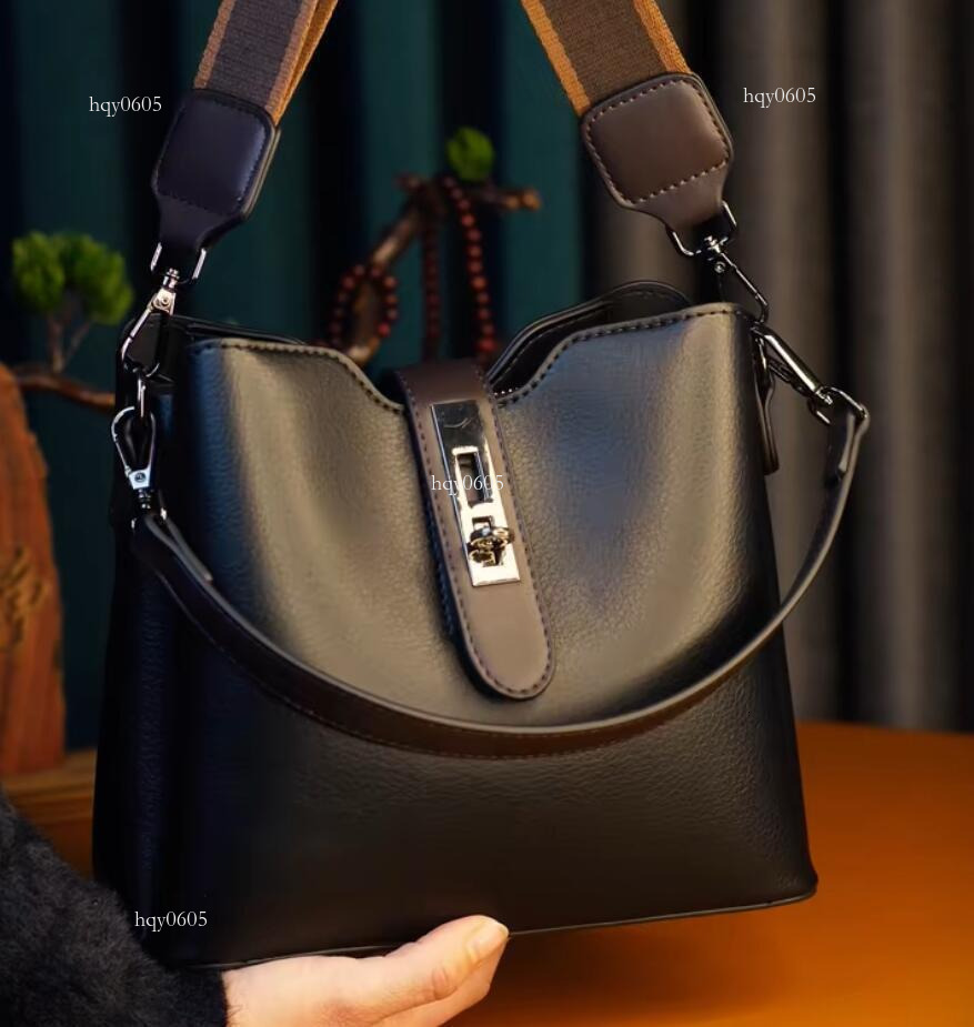 Top quality Brand High Quality New Style Free Delivery Designer Bag 2024 Autumn Live Streaming Hot Sale Simple Versatile Bucket Cross-border Single Sh
