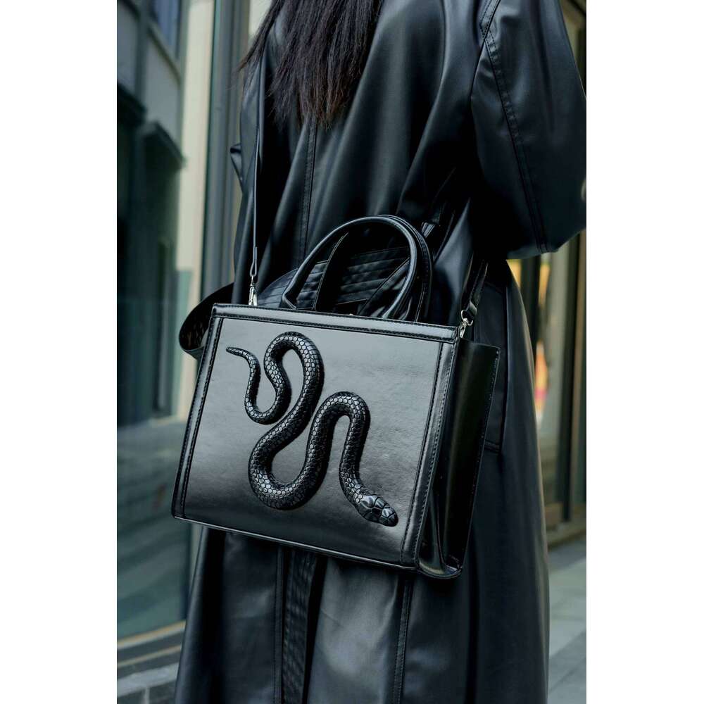 Hot Selling Original Niche Design New High Quality Snake Handbags For Women Fashion Trend Dark Wind Crossbody Bag Bolso Mujer Hot Sale Designer Bags