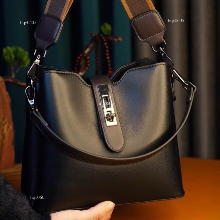 Top quality Brand High Quality New Style Free Delivery Designer Bag 2024 Autumn Live Streaming Hot Sale Simple Versatile Bucket Cross-border Single Sh
