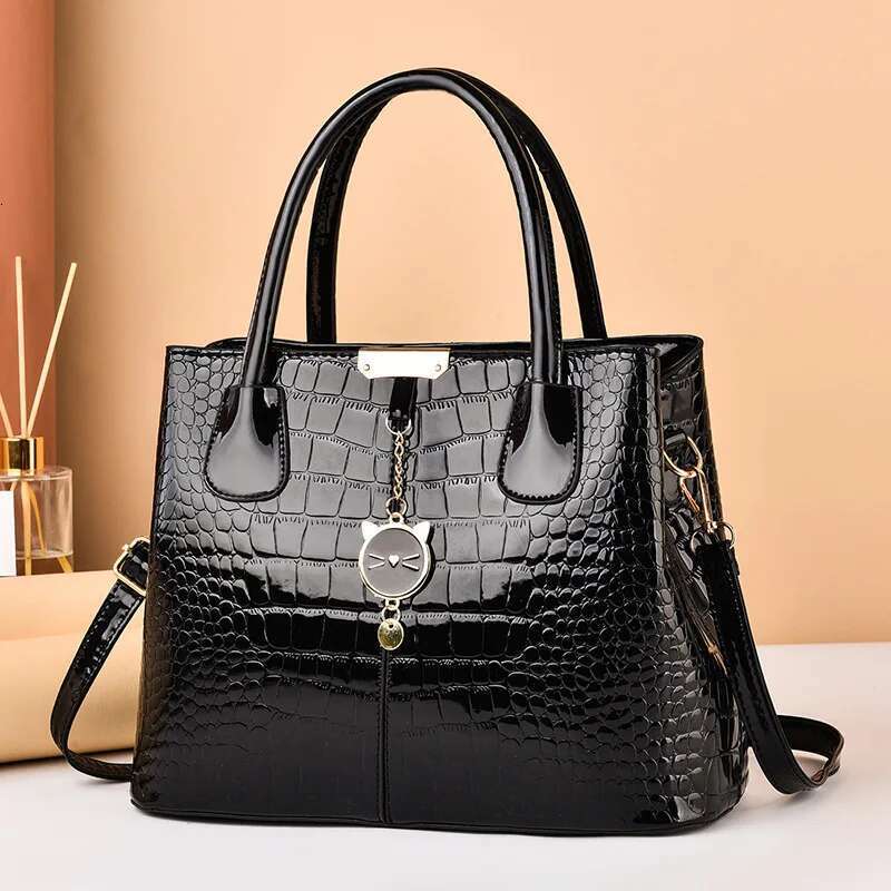 Brand Designer Women'S Handbag New Shiny Leather Shoulder Large Capacity Crossbody Classic Commuting Tote Bag