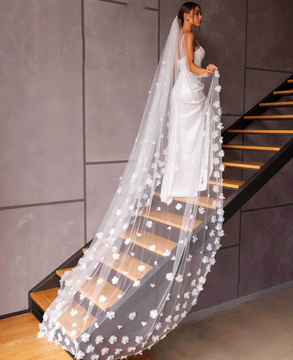 3D Appliques Wedding Veil Flowers One Layer Long Cathedral Length Bridal Veils Applique Edge Wedding Accessories Customized