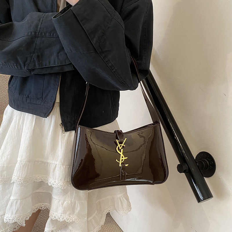 Spring and summer new style senior feeling red fashionable contracted all build patent leather letter underarm shoulder female bag 2025s hot