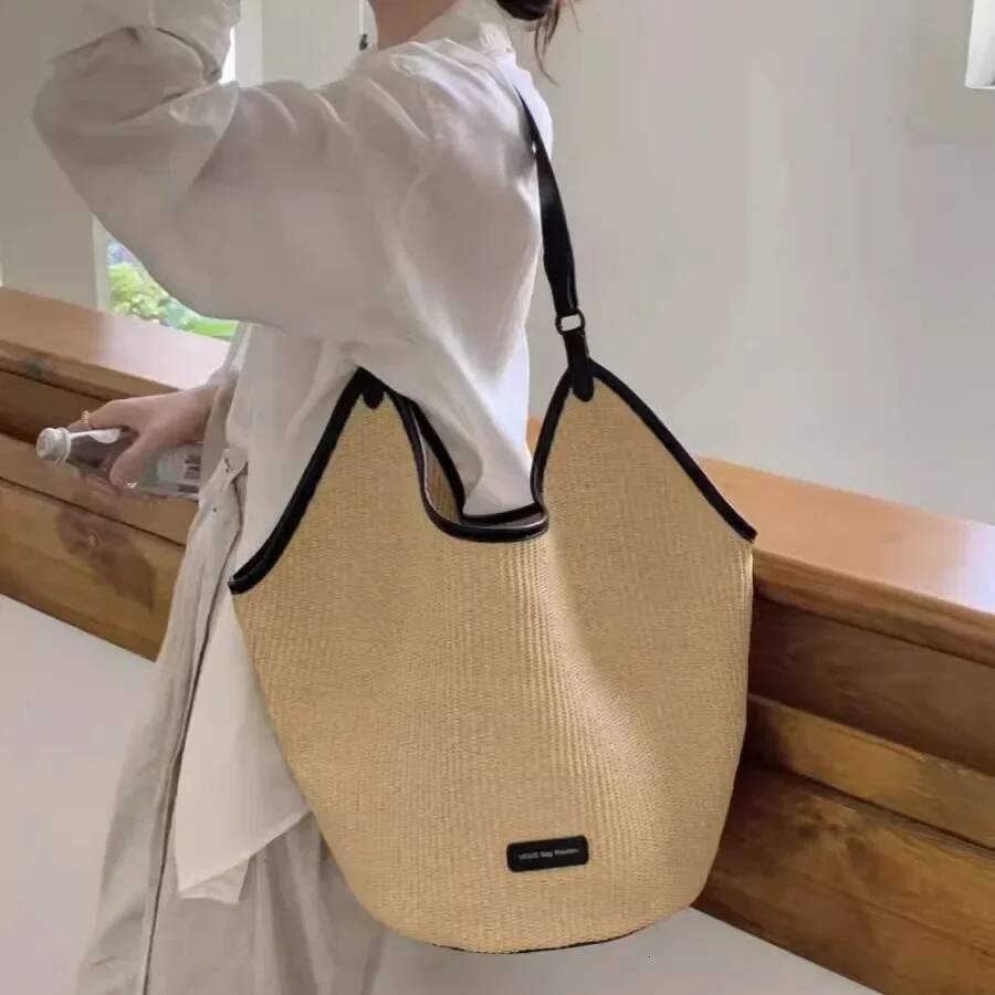 Large Capacity Beach Weave Women's 2024 New Spring Summer Season Niche Design Single Shoulder Commute Straw Tote Bag