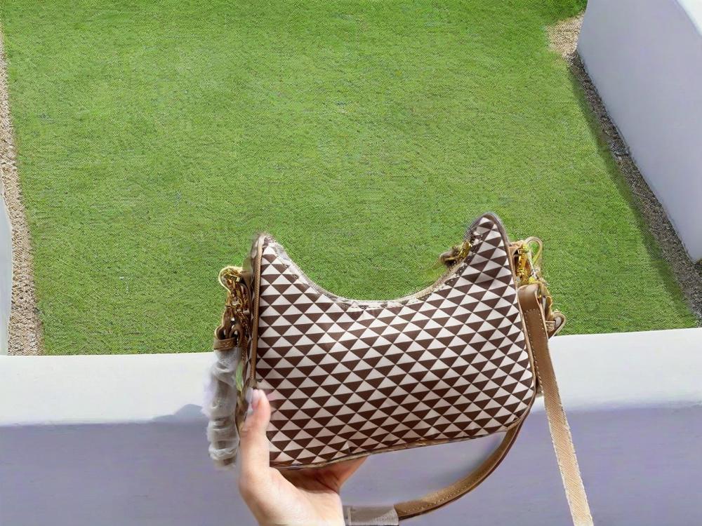 2025 new single shoulder underarm plaid hobo popular item, exquisite, sweet, personalized, fashionable and versatile crossbody bag