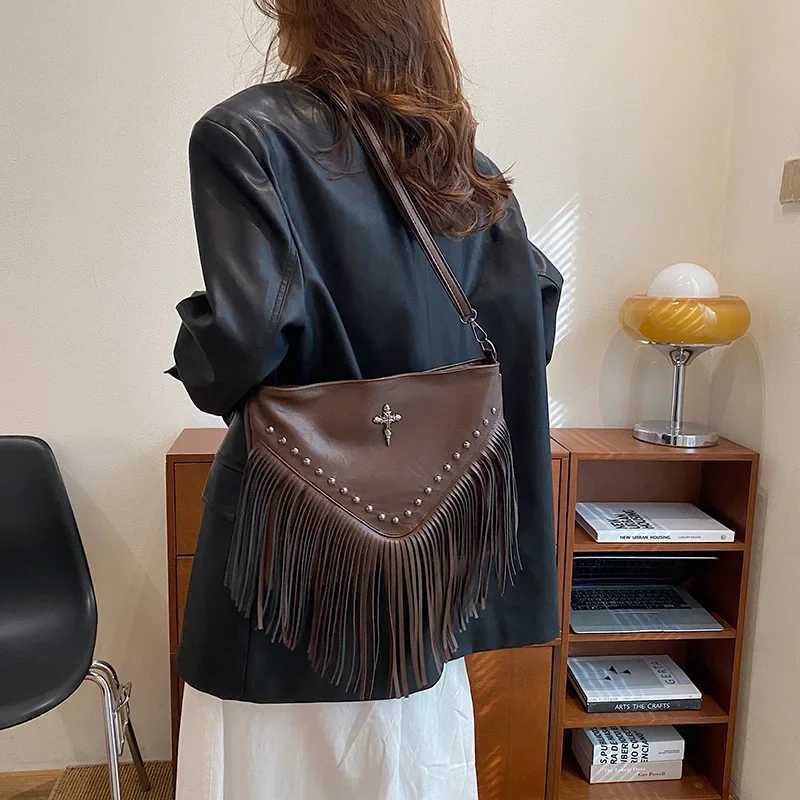 Womens Fashion Rivet Shoulder Bag Trendy and Versatile Crossbody Bag Armpit Bag Purses and Handbags PU Square Cosmetic Bag XJ2520528