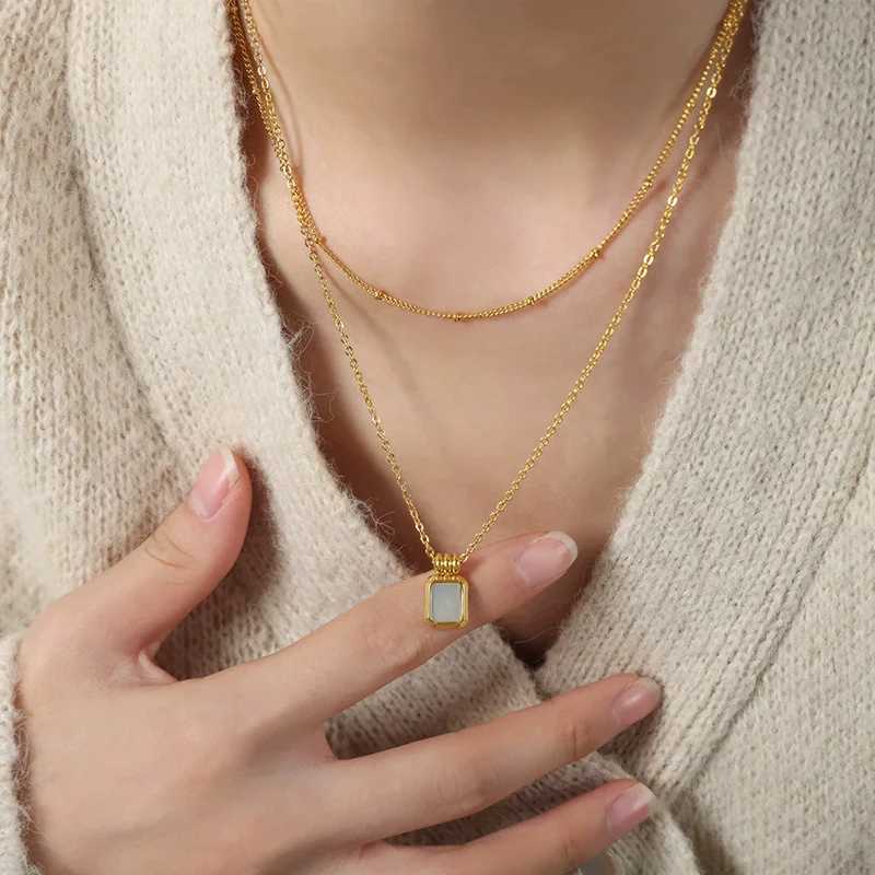 French new retro light luxury niche design white seashell titanium steel gold-plated pendant collarbone chain necklace jewelry XJ250528