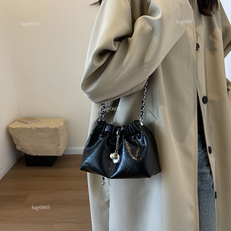 Top quality Brand High Quality New Style Free Delivery Designer Bag Summer High-End Niche Versatile Crossbody Chain for Women 2024 Silver Drawstring B