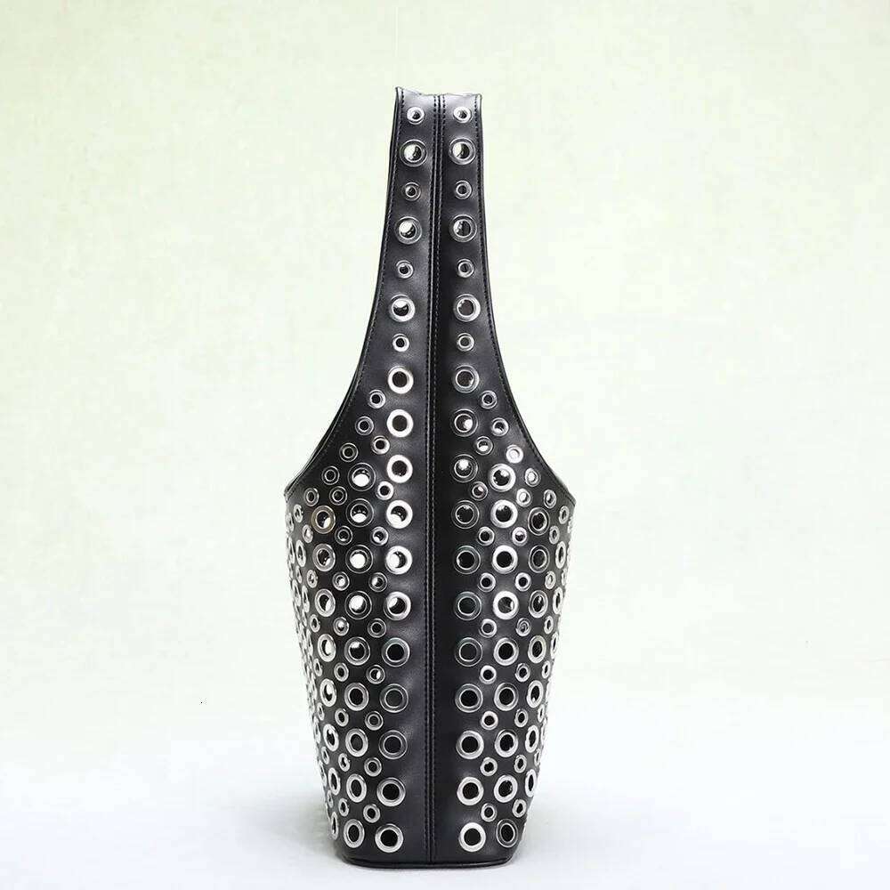 Women's Bags Designer Punk Rivet Bucket Bags For Europe And America Hollow Women Shoulder Bag Vintage Metal Ring Designer Handbags Black Purse