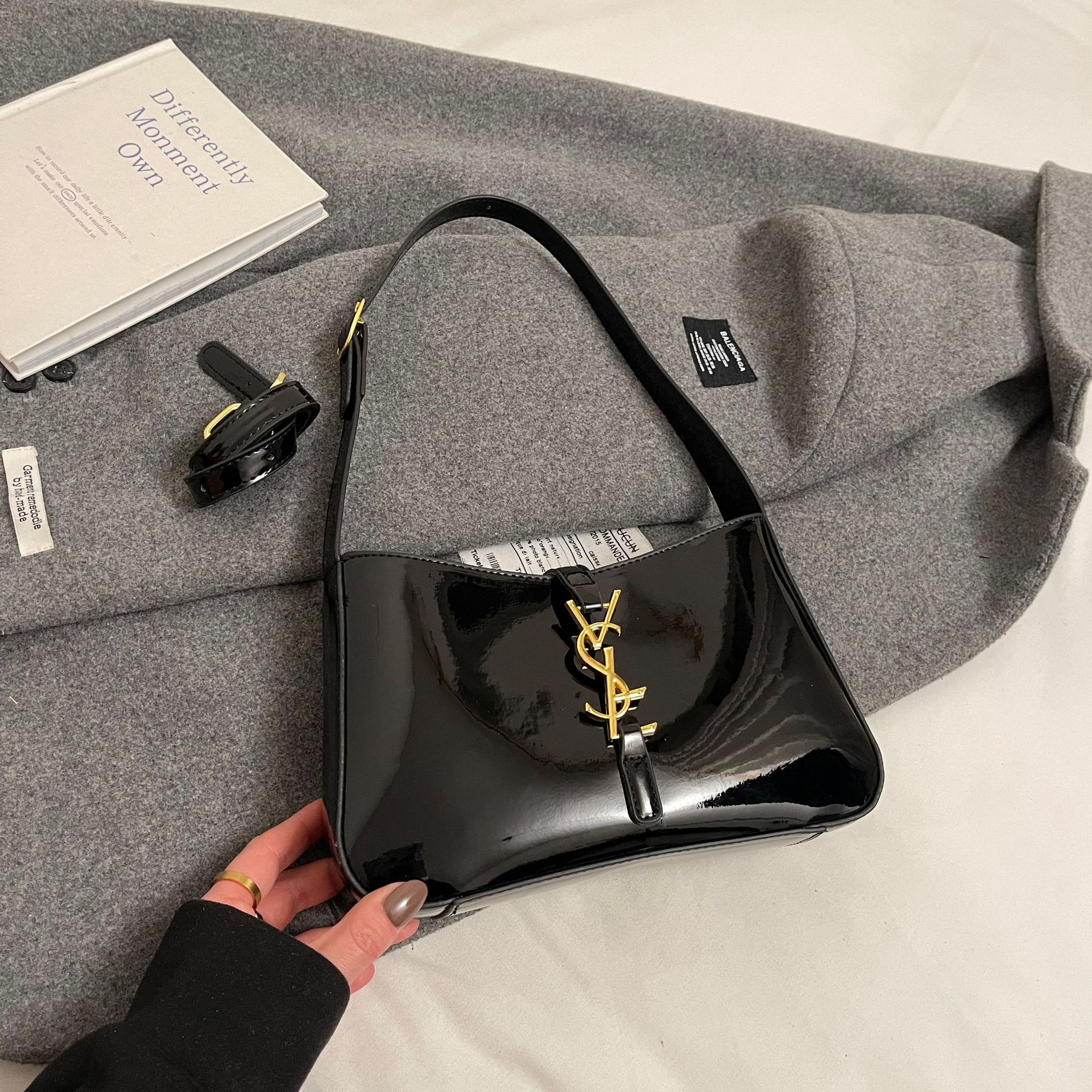 Spring and summer new style senior feeling red fashionable contracted all build patent leather letter underarm shoulder female bag 2025s hot