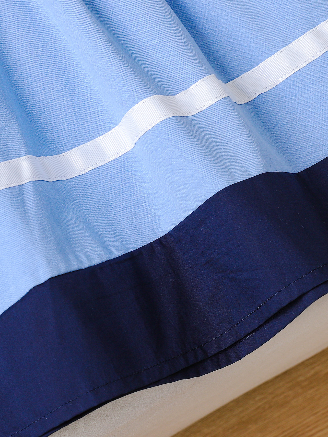 New summer style girl's sleeveless dress: stylish and trendy pleated skirt.