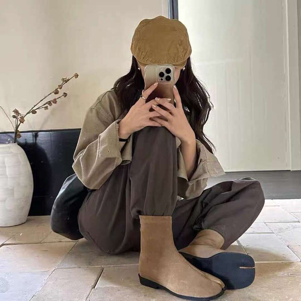 Korean Style Niche Pig Trotter Shoes Split Toe Short for Women 2024 New Autumn Winter Versatile Flat Chelsea Martin Boots