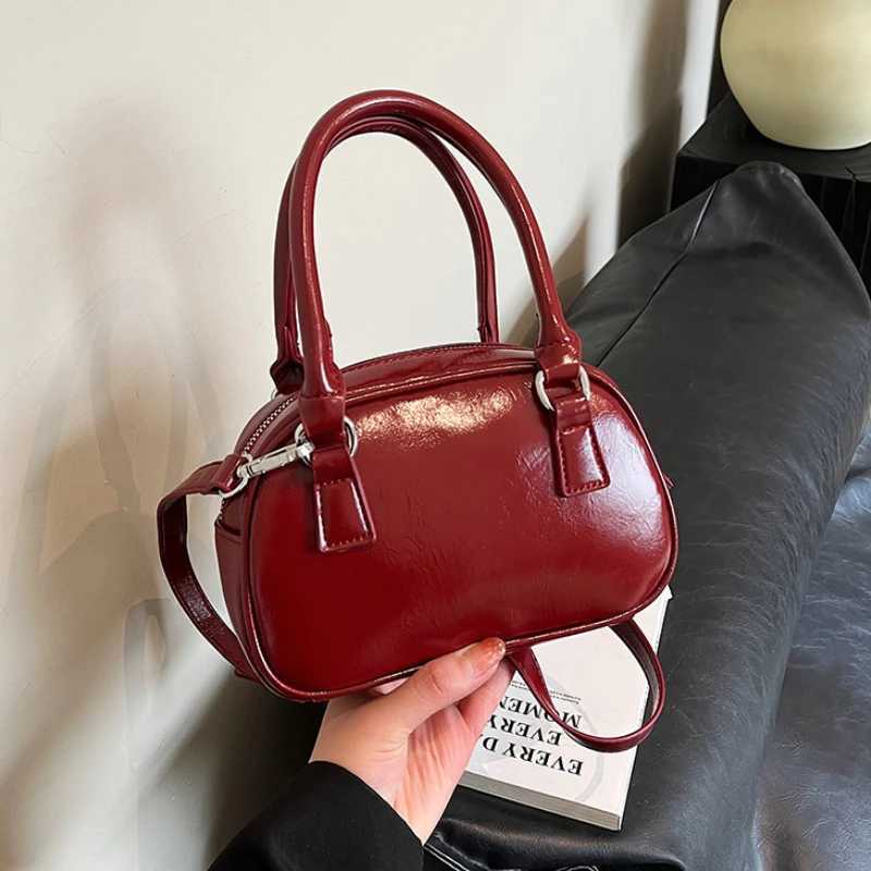 High-End Texture Retro Small Bag 2025 New Womens Bag Autumn and Winter Popular Messenger Bag Portable Square Sling Bags XJ250627