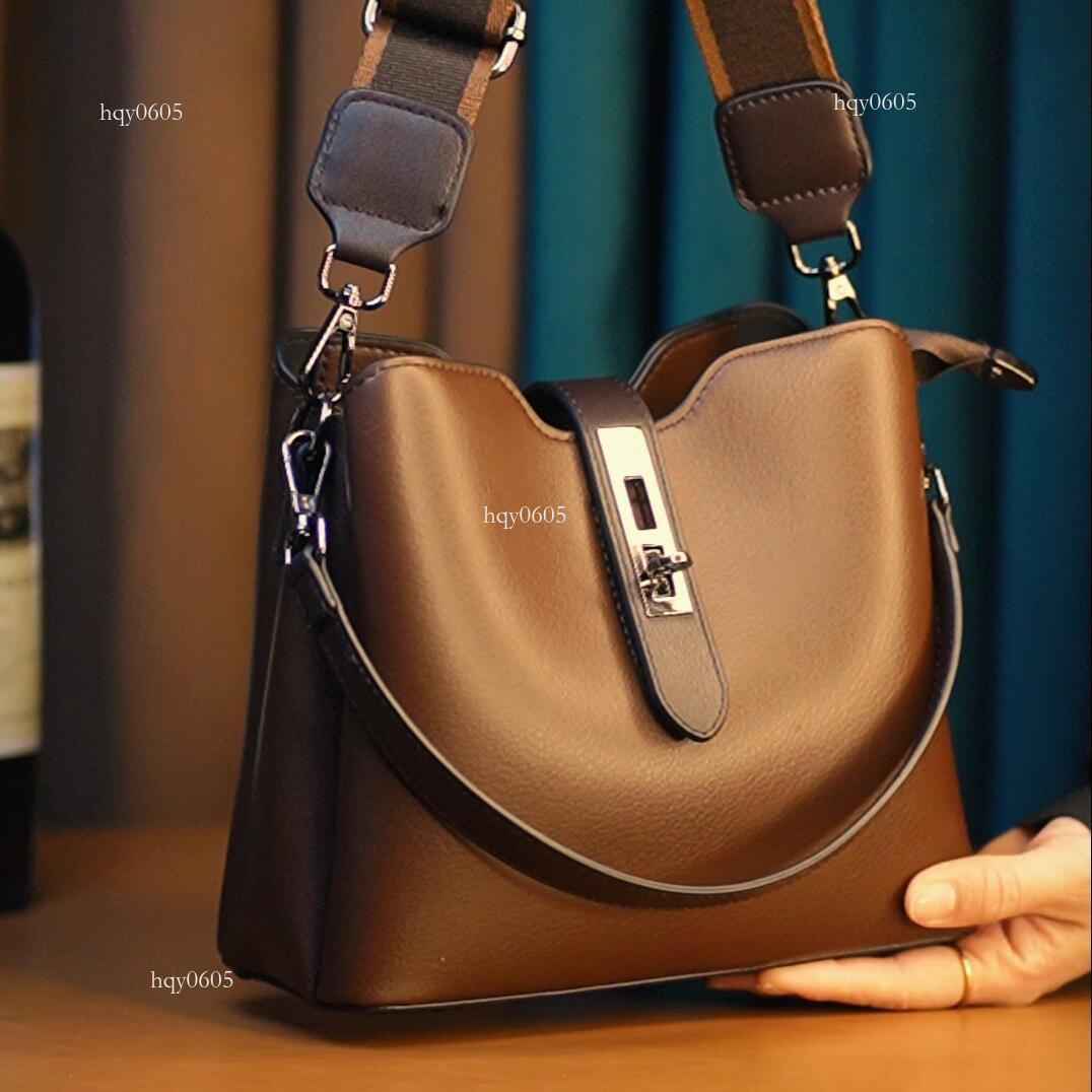 Top quality Brand High Quality New Style Free Delivery Designer Bag 2024 Autumn Live Streaming Hot Sale Simple Versatile Bucket Cross-border Single Sh