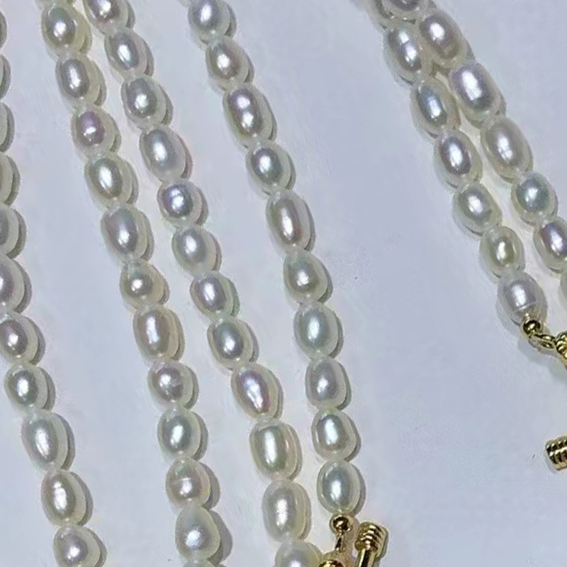 Delicate Pearls: A Simple yet Charming Necklace & Matching Earring Pairing Comfortable Wearing Experience