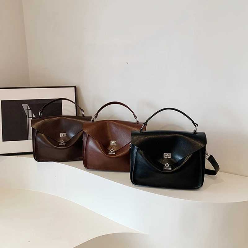 Crossbody Messenger BagDesigner Versatile Large Capacity Commuting Shoulder BagLady PU Tote Bags Vintage Buckle Handbag BrownXJ2520528