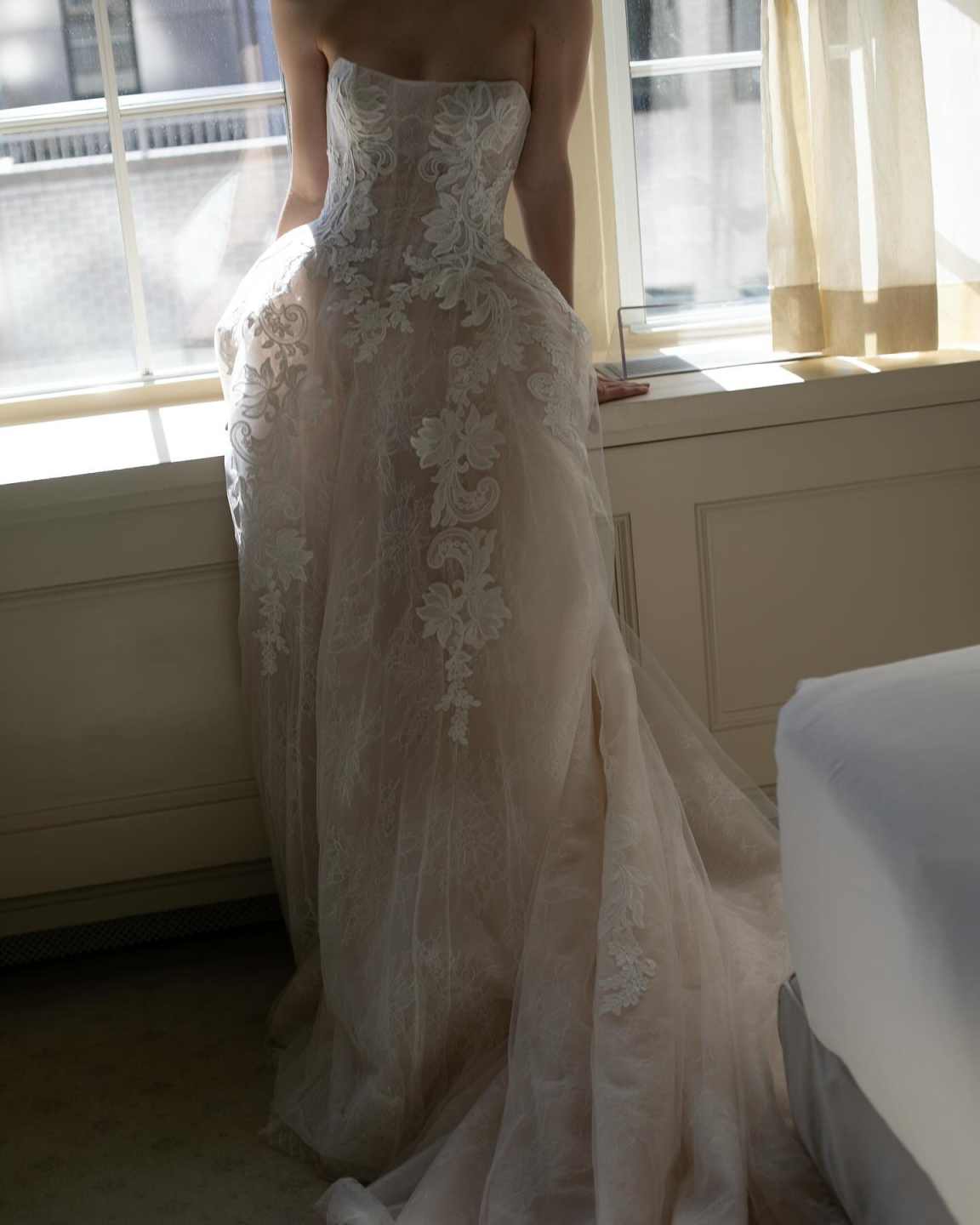 Classic A Line Wedding Dress For Women Strapless Sleeveless Bridal Gown Lace Appliques Sweep Train Dresses Custom Made vestidos de novia