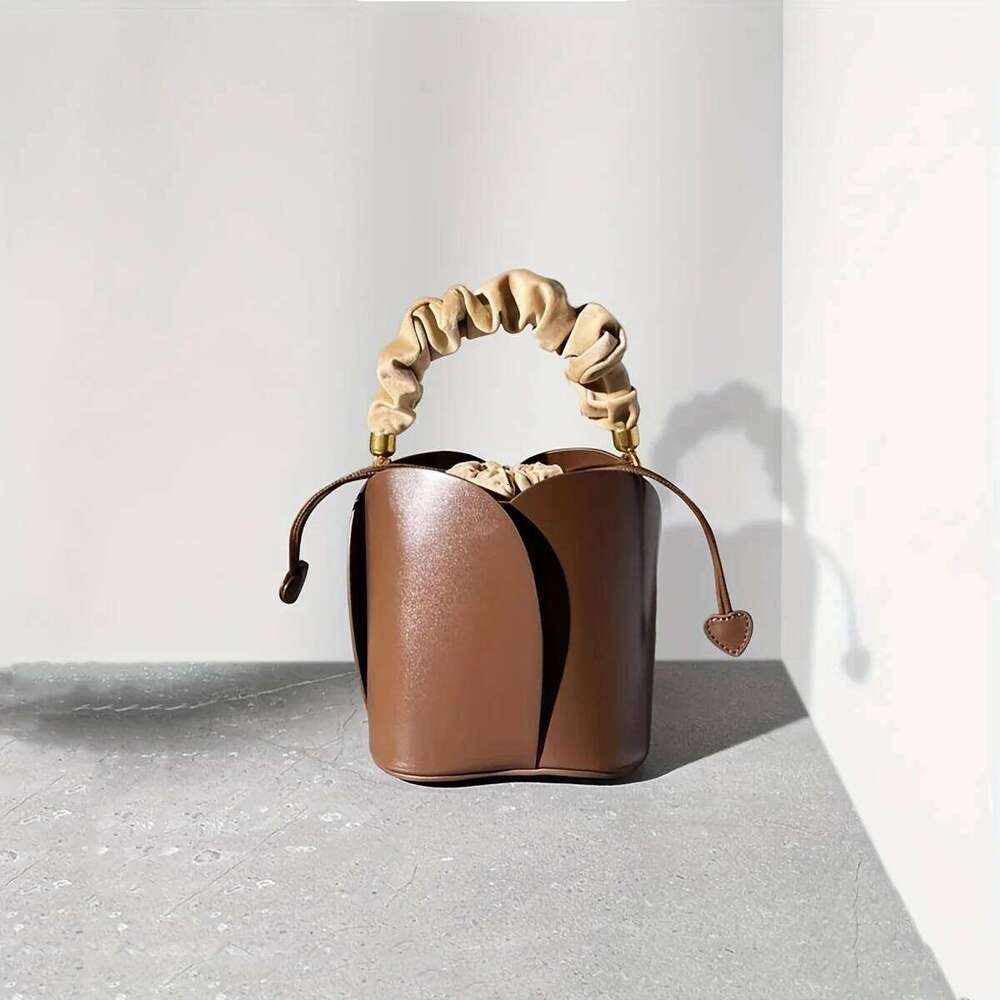 Avant-garde trendy ladies are fashionable and exquisite, high-value, textured, trendy, petal-red, hand-worn bucket bags