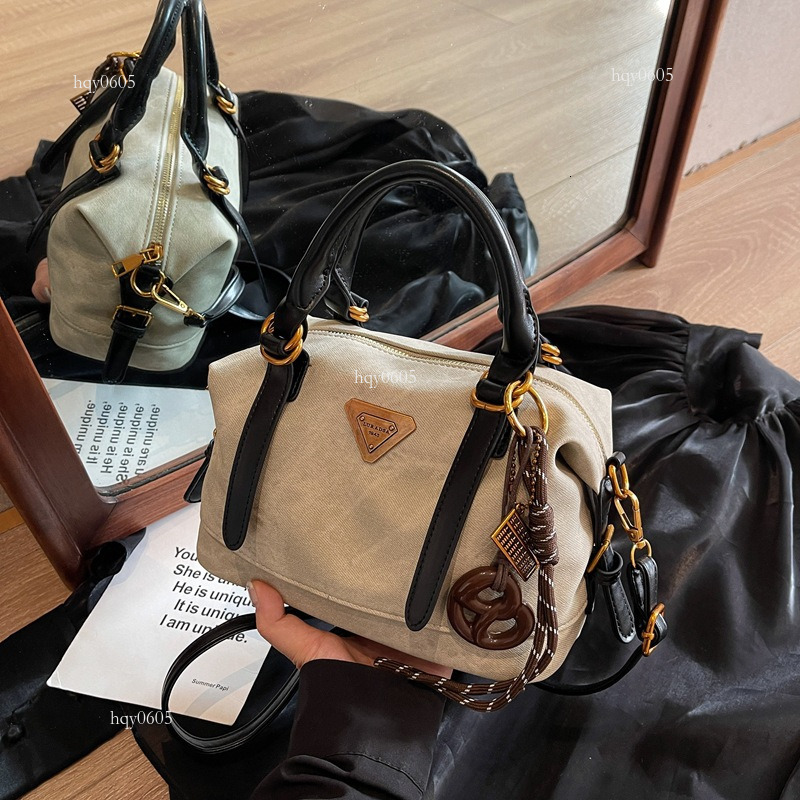 Top quality Brand High Quality New Style Free Delivery Designer Bag Winter Vintage Handbag Women's 2025 Fashion Large Capacity Versatile Casual C