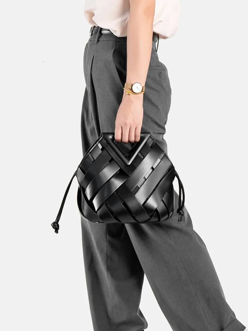 2024 New Design Fashion Woven Genuine Leather Handbag French Portable Retro Trend Shoulder Hollow Out Bucket Bag