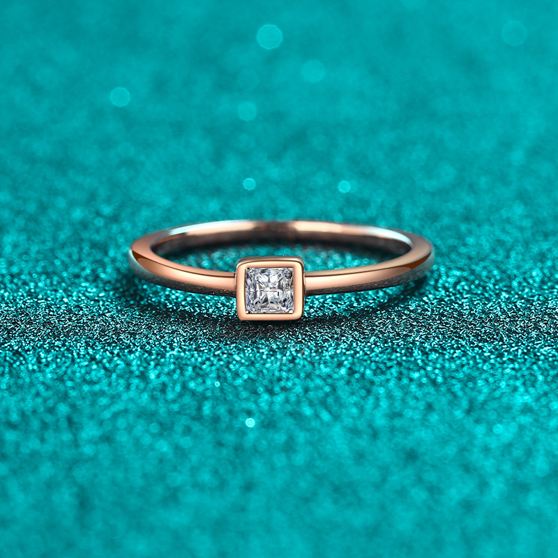 Luxury Cold-Toned Elegance: S925 Sterling Silver Inspired Jewelry Piece with Moissanite
