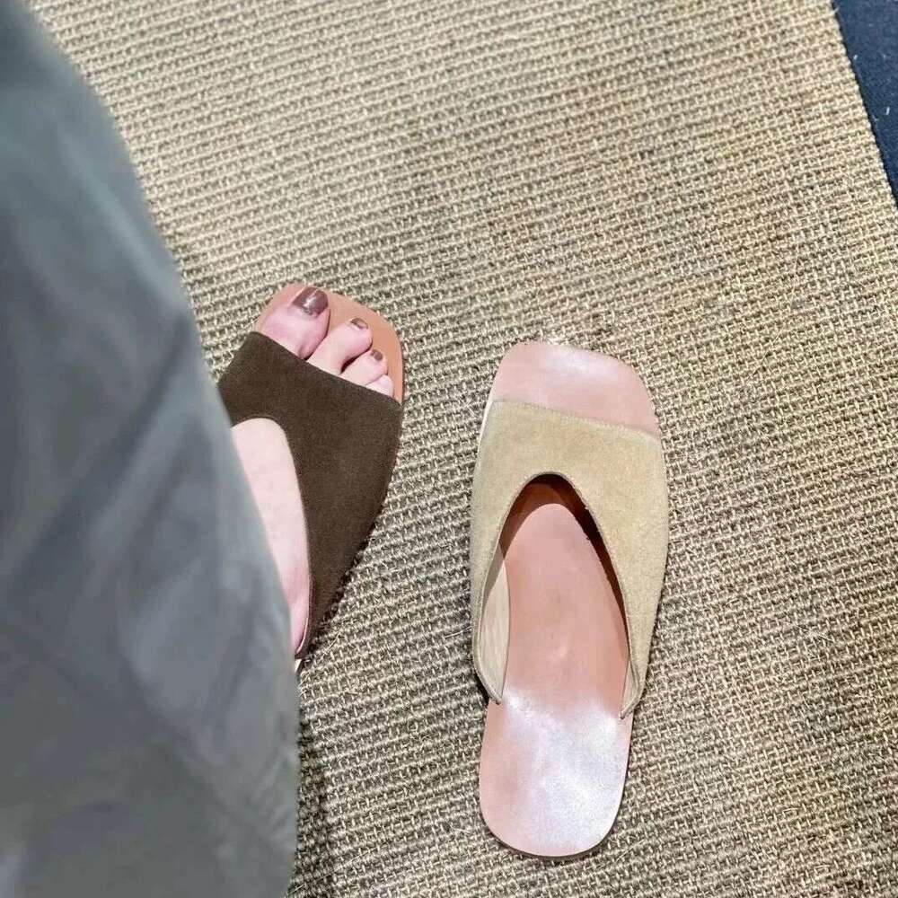 Sheepskin Version ~ Korean Style Simple V-Neck Square Toe One-Strap for Women Outdoor Wear 2025 Summer New Vacation Flat Sandals