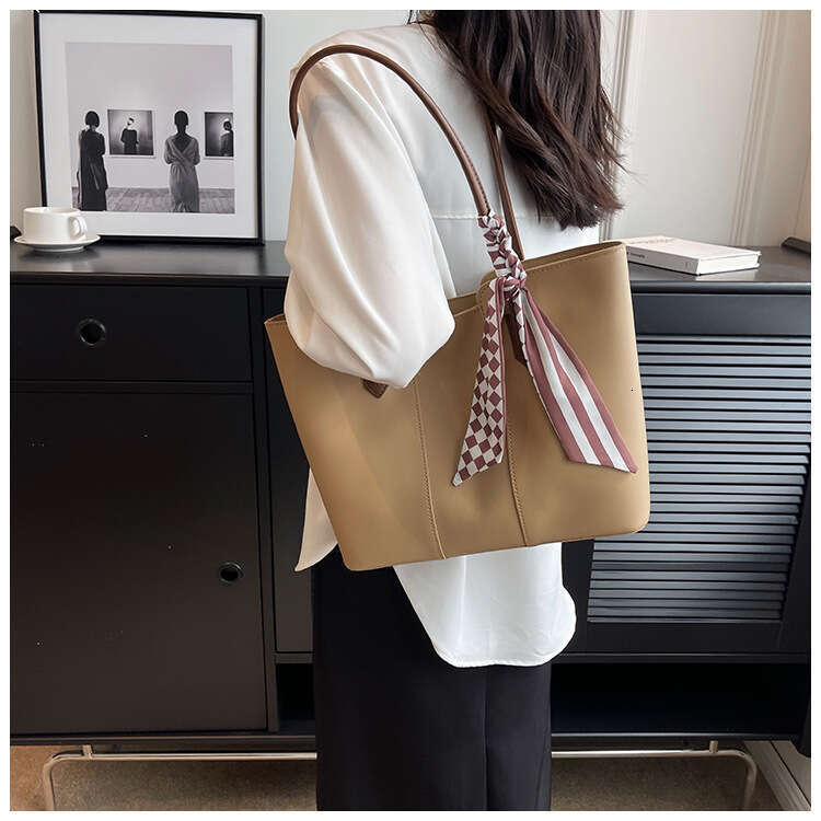 Minimalist Commuter Large Capacity Tote New Niche Stylish Trendy Versatile Shoulder Underarm Bag For Women B5