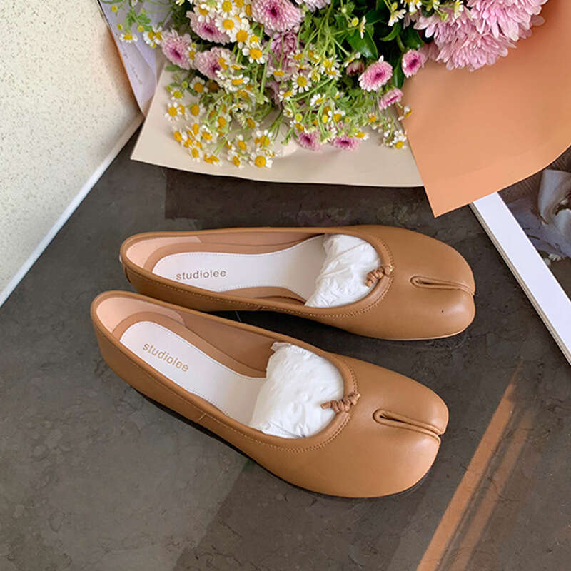 Grape Mom Cute Split-Toe Pig Hoof Soft Leather Shallow Mouth Flat Slip-On Casual Comfortable Lazy Single Shoes for Women