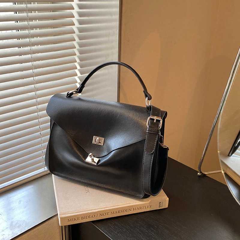 Crossbody Messenger BagDesigner Versatile Large Capacity Commuting Shoulder BagLady PU Tote Bags Vintage Buckle Handbag BrownXJ2520528