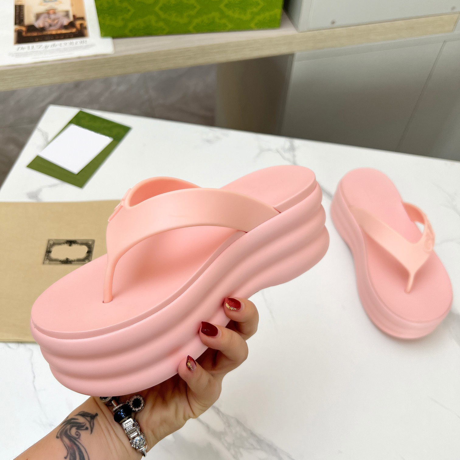 Designer counter with the same stylesandals thick soled flip flops foam comfortable soft slides women's slippers beach bathing waterproof breathable sandale