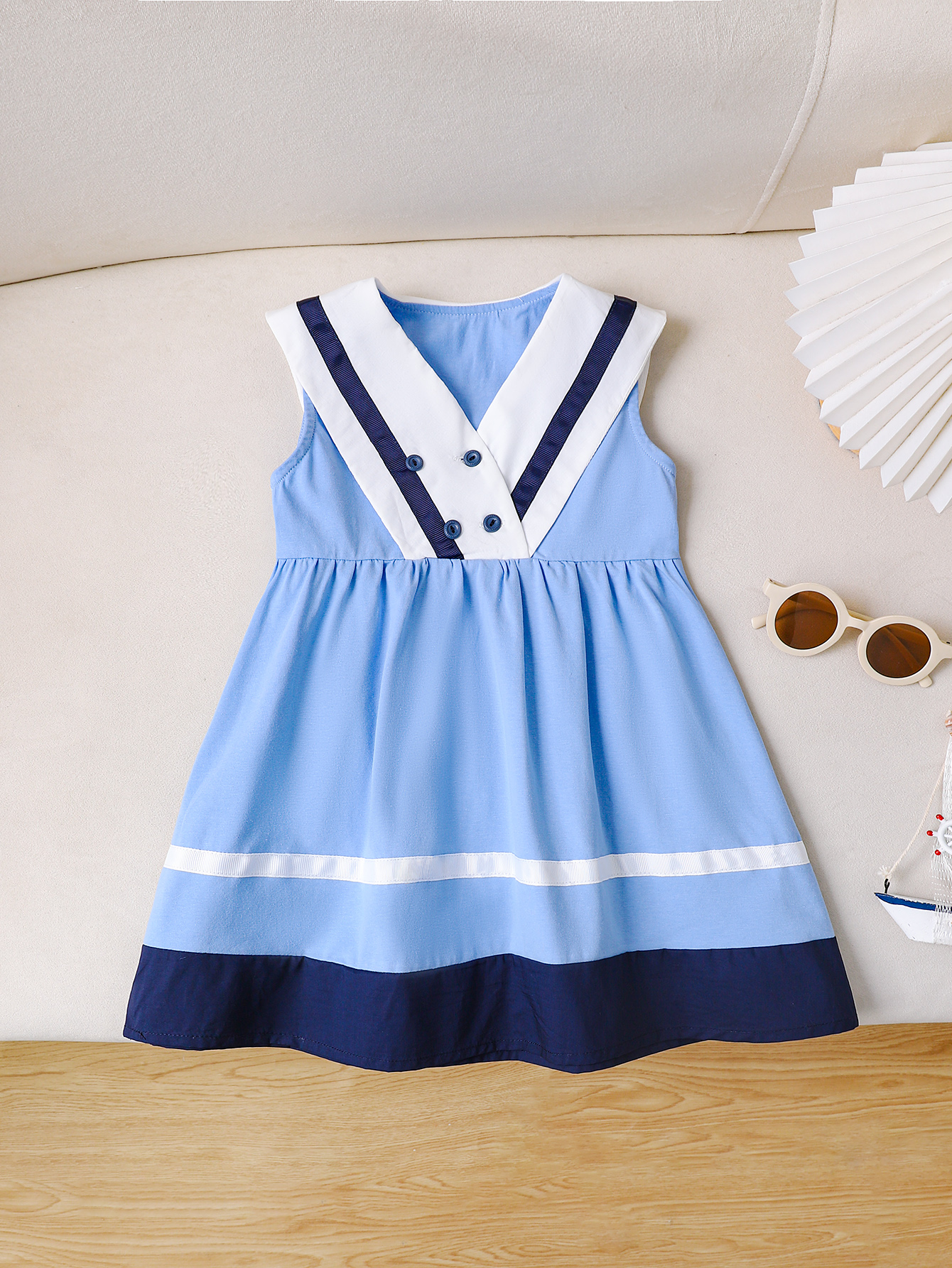 New summer style girl's sleeveless dress: stylish and trendy pleated skirt.
