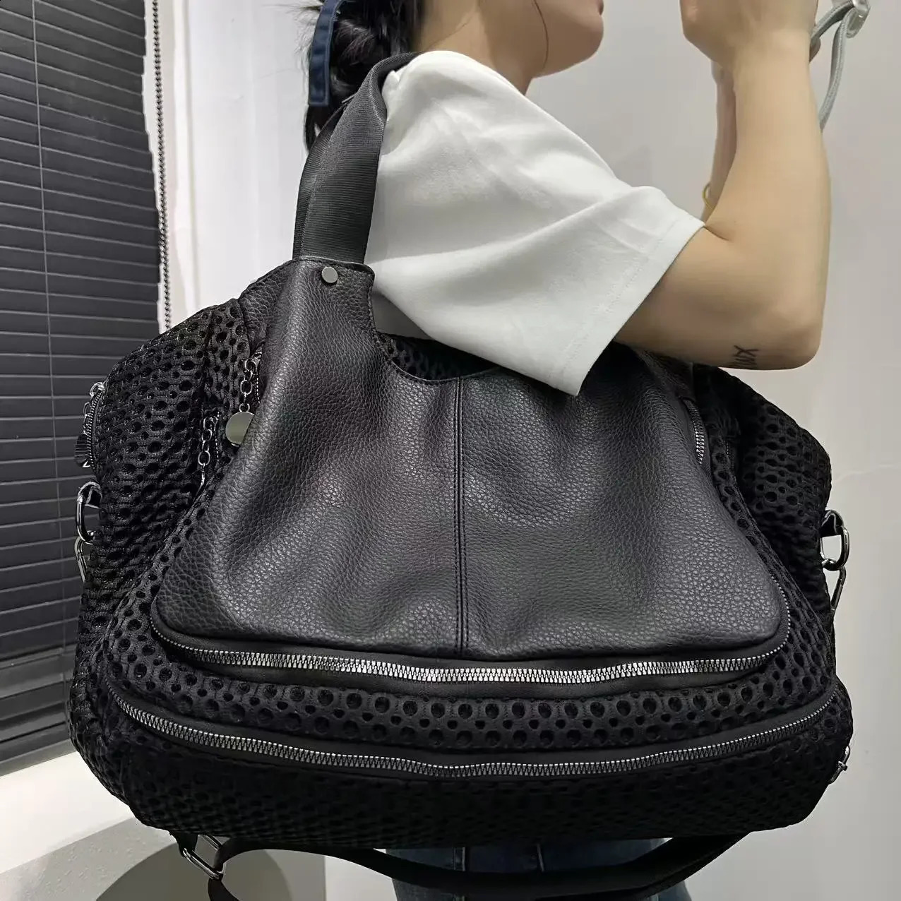 Ladies fashionable retro street splicing tote bag with large capacity mesh and oversized ladies wallet shoulder bag 250528