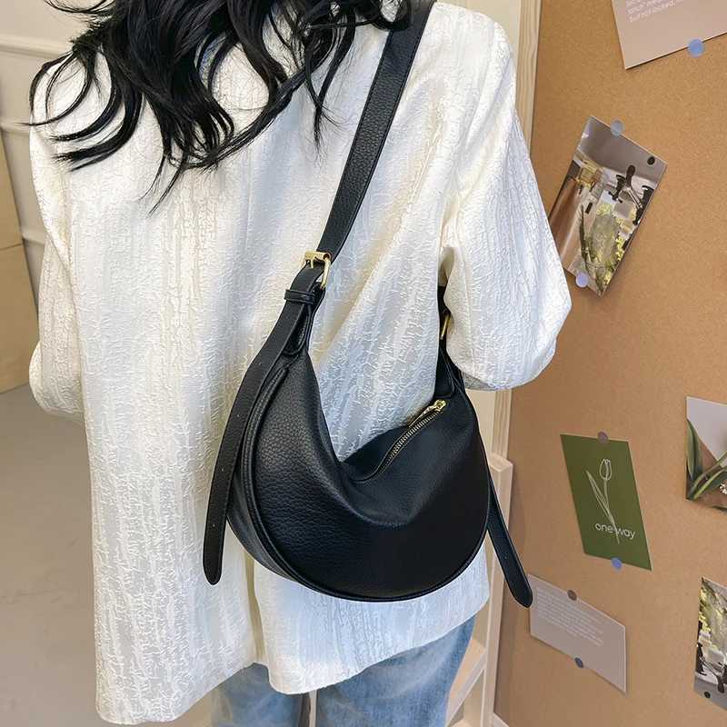 New Fashionable2025 Womens Crossbody Bag Large Capacity Luxury Handbag Solid Soft Shoulder Bag Womens Leisure Travel BagXJ2520528