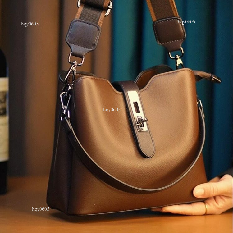 Top quality Brand High Quality New Style Free Delivery Designer Bag 2024 Autumn Live Streaming Hot Sale Simple Versatile Bucket Cross-border Single Sh