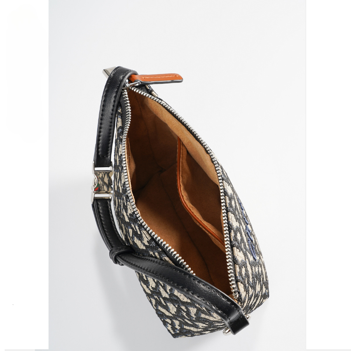 designer bag 2025 Embroidery Thread New Women's Versatile Diagonal Cross Autumn and Winter Single Shoulder Underarm Dumpling Bag
