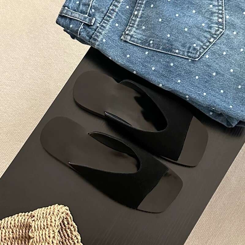 Sheepskin Version ~ Korean Style Simple V-Neck Square Toe One-Strap for Women Outdoor Wear 2025 Summer New Vacation Flat Sandals