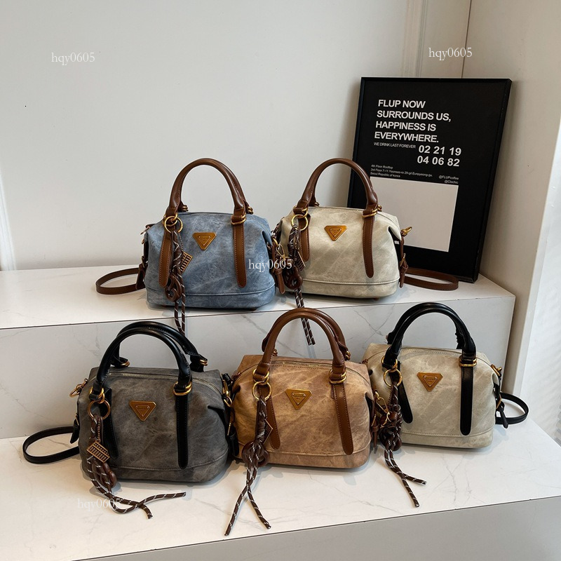 Top quality Brand High Quality New Style Free Delivery Designer Bag Winter Vintage Handbag Women's 2025 Fashion Large Capacity Versatile Casual C