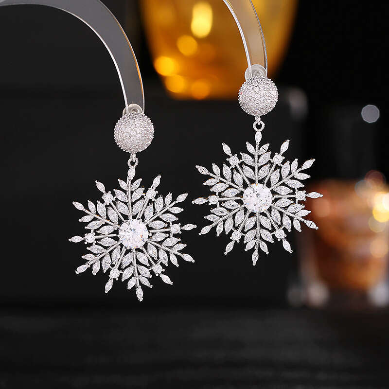 Fengzhonggong Colorful Zircon Elegant Fashionable Temperament Light High-end Christmas Snowflake Earrings