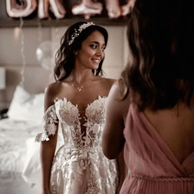 Bohemian Lace A-Line Wedding Dresses Off Shoulder Long Bridal Gown Backless Boho Garden Bridal Gown Sleeveless Court Train Vestido De Novia