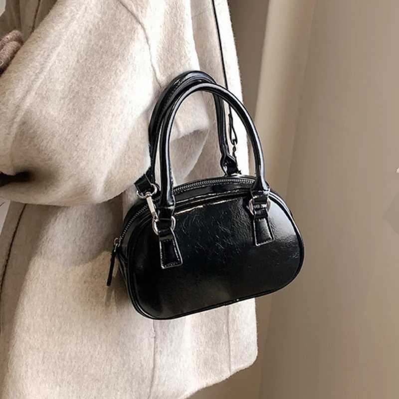 High-End Texture Retro Small Bag 2025 New Womens Bag Autumn and Winter Popular Messenger Bag Portable Square Sling Bags XJ250627