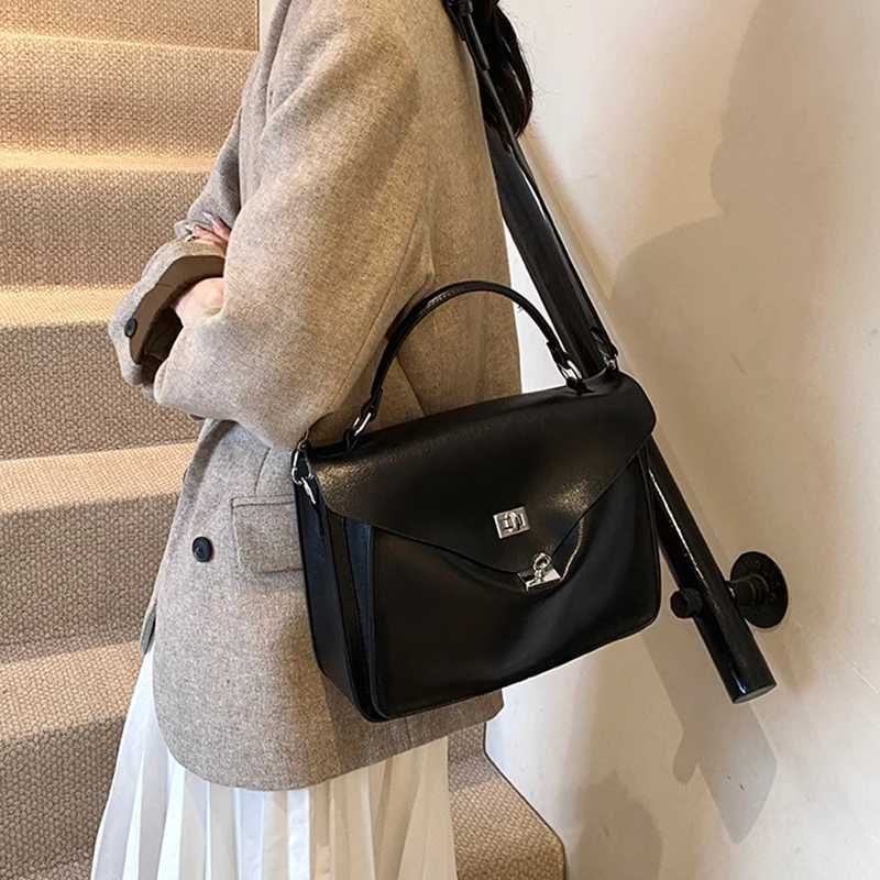 Crossbody Messenger BagDesigner Versatile Large Capacity Commuting Shoulder BagLady PU Tote Bags Vintage Buckle Handbag BrownXJ2520528