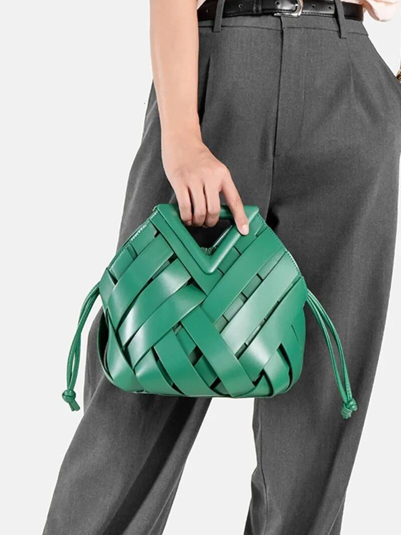 2024 New Design Fashion Woven Genuine Leather Handbag French Portable Retro Trend Shoulder Hollow Out Bucket Bag