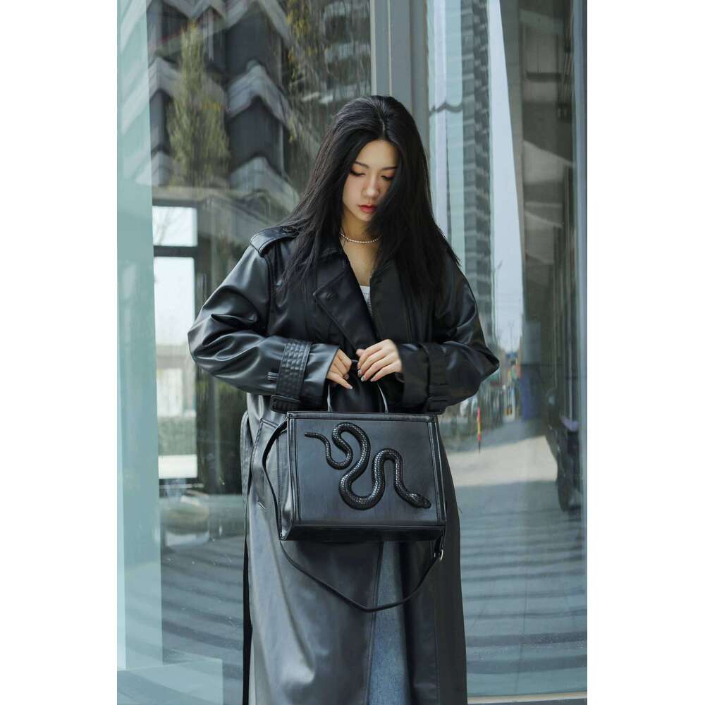 Hot Selling Original Niche Design New High Quality Snake Handbags For Women Fashion Trend Dark Wind Crossbody Bag Bolso Mujer Hot Sale Designer Bags