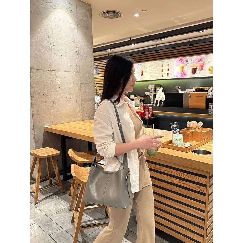 2025 New Lady Large Capacity Women's Crossbody Handbag Top Layer Vegetable Tanned Cowhide Armpit Bucket Bag For Girls