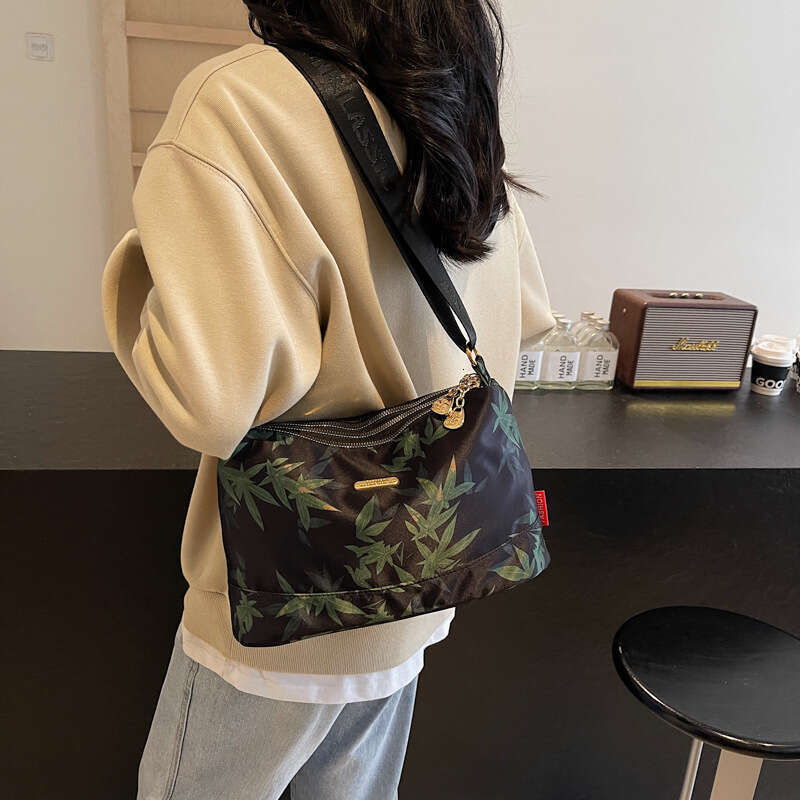 Winter New Korean Style Silk Mom Middle-Aged Shoulder Fashionable Multi-Layer Elegant Canvas For Women Crossbody Bag B5