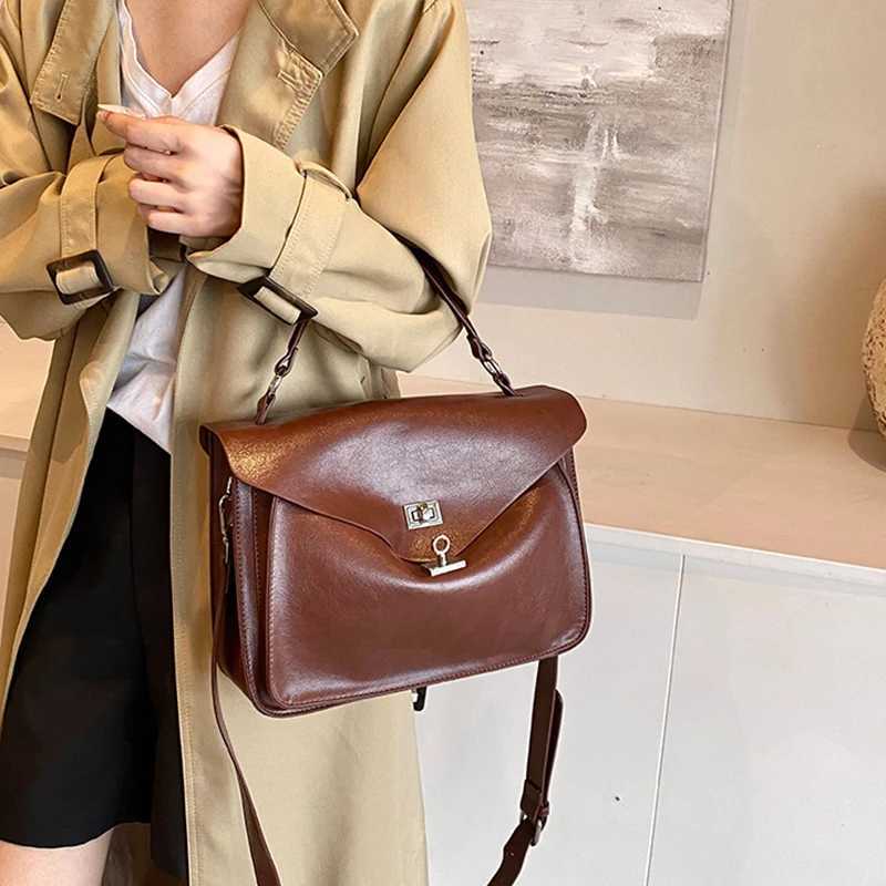 Crossbody Messenger BagDesigner Versatile Large Capacity Commuting Shoulder BagLady PU Tote Bags Vintage Buckle Handbag BrownXJ2520528