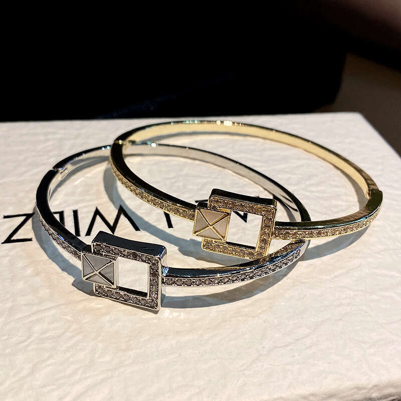New Women's Twist Knot Small Flower with Dia Niche High-end Elegant Bracelet Jewelry with gift box