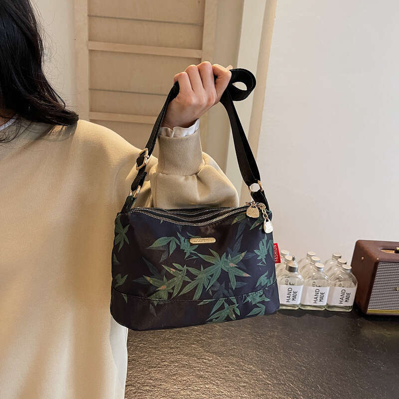 Winter New Korean Style Silk Mom Middle-Aged Shoulder Fashionable Multi-Layer Elegant Canvas For Women Crossbody Bag B5
