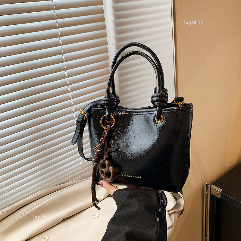 Top quality Brand High Quality New Style Free Delivery Designer Bag Cross-border 2024 Fashion Handheld Bucket Retro Texture Stylish Commuter Crossbody