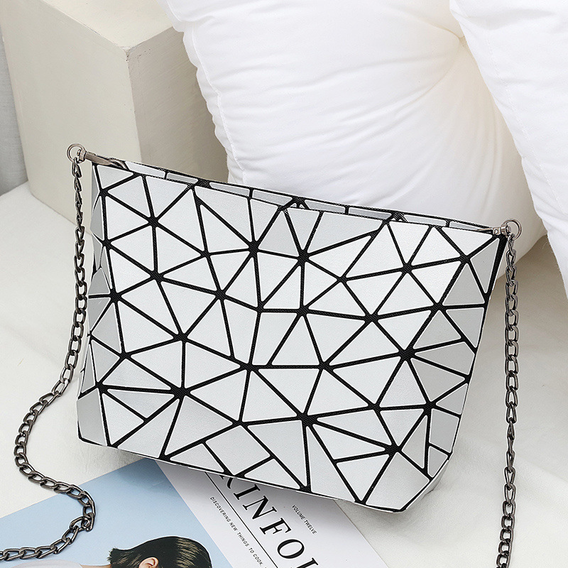 Free Shipping Designer Bag, New Geometric Diamond Grid Envelope Bag Women's Single Shoulder Crossbody Chain Bag Fashionable Night Light Color Cha