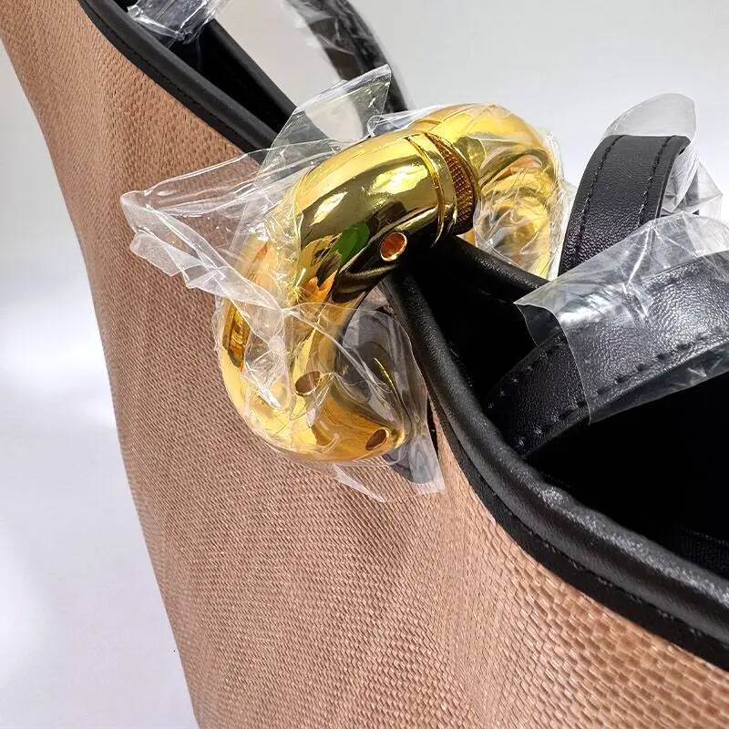 New Retro Women's Tote For Spring Summer 2025, Niche Design Casual And Multi-Purpose Commuter Lock Basket Braided Bag